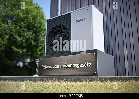 MONTAGGIO FOTOGRAFICO DI AVVERTIMENTO: Immagine simbolica: Il governo approva la riforma della legge sul riscaldamento. Pompa di calore del marchio Vaillant su una nuova casa unifamiliare in Baviera. ?SVEN SIMON Photo Agency GmbH & Co. Premere Photo KG # Prinzess-Luise-Str. 41 # 45479 Muelheim / Foto Stock