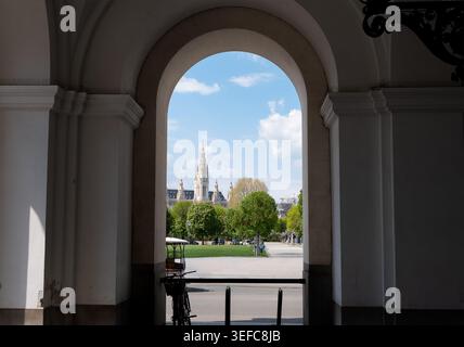 Il municipio di Vienna Rathaus è visto attraverso l'arco architettonico Foto Stock