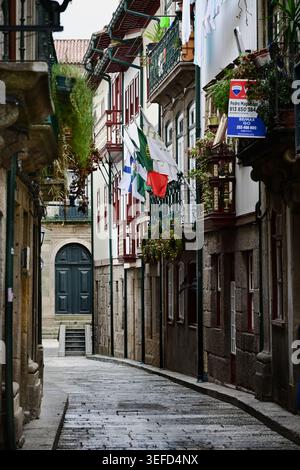 Valle del fiume Douro, Portogallo--14 aprile 2026. Una stretta strada acciottolata si snoda attraverso uno storico quartiere portoghese fiancheggiato da edifici in pietra, Foto Stock