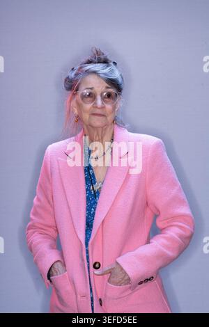 Marina Warner, scrittrice che indossa una giacca rosa Foto Stock