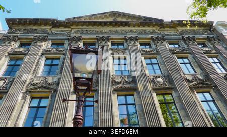Edificio storico con facciata a colonne e lanterna in stile classico, situato ad Amsterdam, Paesi Bassi Foto Stock
