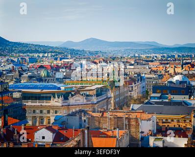 Panorama aereo della città vecchia di Budapest, Ungheria. Paesaggio urbano storico con architettura iconica e fiume Danubio in Ungheria. Vista panoramica Foto Stock