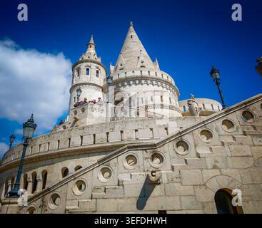 Bastione dei pescatori di Budapest, iconico monumento neogotico con viste panoramiche della città e storica architettura ungherese Foto Stock