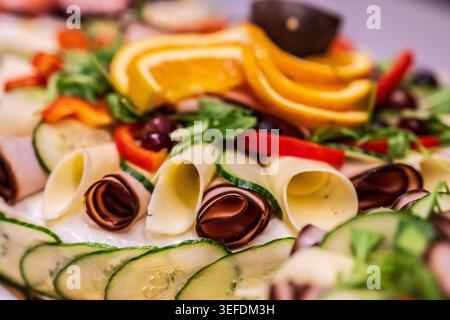 Panino decorativo con formaggio e frutta Foto Stock