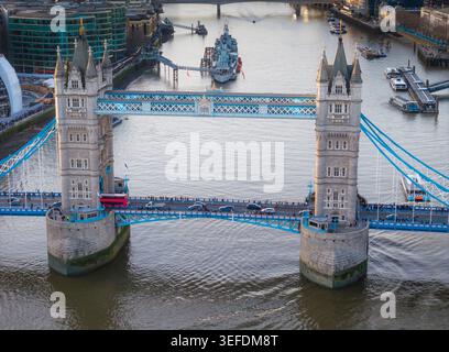 Tower Bridge. Foto del drone aereo. Primo piano del panorama del London Tower Bridge al tramonto Foto Stock