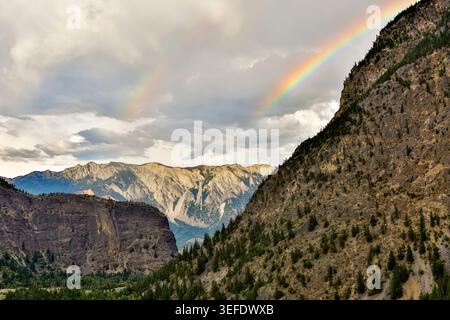 Doppio arcobaleno sulle montagne di Lillooet, British Columbia, Canada. Foto Stock