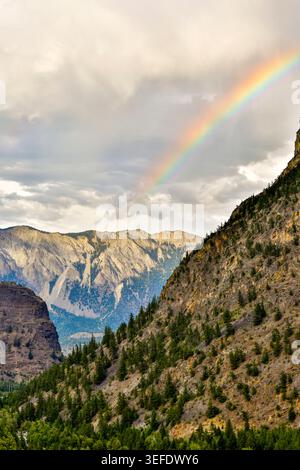 Doppio arcobaleno sulle montagne di Lillooet, British Columbia, Canada. Foto Stock