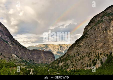 Doppio arcobaleno sulle montagne di Lillooet, British Columbia, Canada. Foto Stock