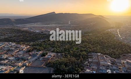 Veduta aerea del drone del suggestivo altopiano del deserto della scarpata rocciosa a strati Hazy Landscape Marocco Foto Stock