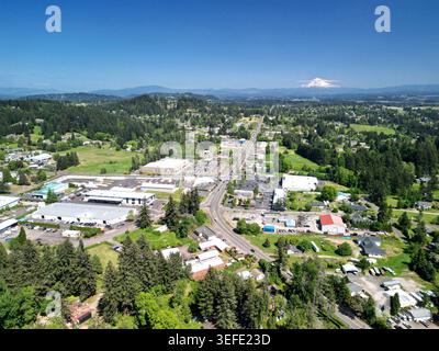 Vista aerea panoramica di Damasco, Oregon, con il monte Hood in lontananza nelle giornate limpide Foto Stock