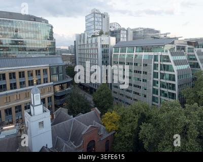 Londra, Regno Unito. 14 maggio 2026, Meteo Regno Unito. La chiesa di Sant'Anna e Sant'Agnese si trova tra i moderni edifici per uffici della City of London, con una vista elevata. La chiesa parrocchiale medievale, che ha occupato il suo sito di Gresham Street dal XII secolo, è circondata su tutti i lati da uno sviluppo commerciale contemporaneo. Il contrasto tra la storica architettura ecclesiastica e il moderno quartiere finanziario definisce questo angolo della City of London EC2 Credit:xiu bao/Alamy Live News Foto Stock