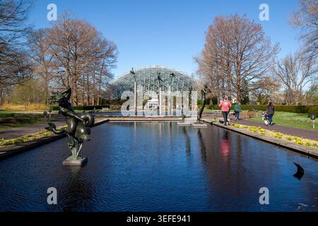 Piscine riflettenti con serra a cupola geodetica situata all'interno del Missouri Botanical Garden di St. Louis Foto Stock