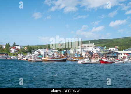 Husavik Islanda 6 luglio. 2025: barche nel porto della città in una giornata estiva di sole Foto Stock