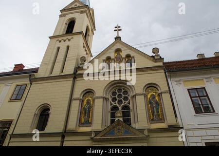 Cattedrale greco-cattolica dei Santi Cirillo e Metodio con una facciata dettagliata e un campanile sotto un cielo nuvoloso a Zagabria, Croazia Foto Stock