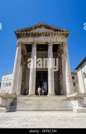 Antico tempio romano di Augusto con colonne corinzie nel foro di Pola in Croazia sotto un cielo azzurro Foto Stock