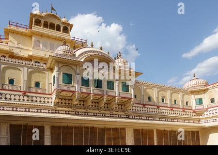 Lo storico Chandra Mahal presenta un'architettura Rajput ornata e chhatris a cupola presso il Palazzo della città di Jaipur, Rajasthan, India Foto Stock