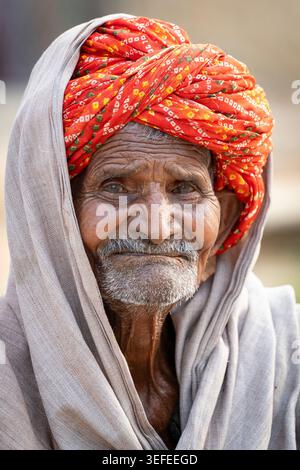 Antico uomo indiano pacifico in un villaggio rurale del Rajasthan Foto Stock