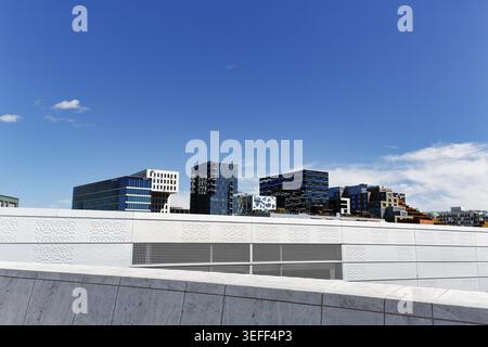 Superficie in marmo bianco, tetto apribile, teatro dell'opera, edifici caratteristici nel quartiere di Bjorvika, torre di uffici, architettura moderna, skyline Foto Stock