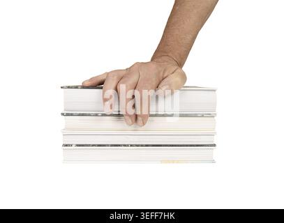 Una mano maschile sopra una pila di libri con sfondo trasparente Foto Stock