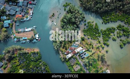 Vista aerea, drone DJI, laguna tropicale, isola di mangrovie, mangrovie, spiaggia, turismo, penisola, parco nazionale, Koh Chang, provincia di Trat, Thailandia, Sou Foto Stock