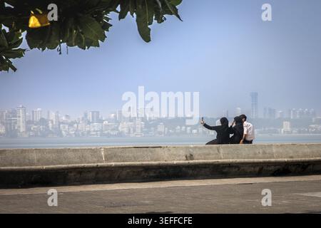 Skyline di Mumbai, telefono cellulare, musulmani, data, coppia, selfie, Marine Drive, Mumbai, Maharashtra, India Foto Stock