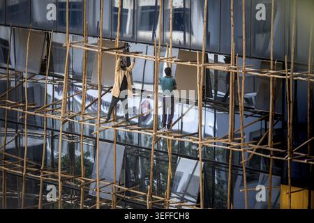 Grattacielo, cantiere alto, instabile, sicurezza sul lavoro, conformità alle norme di sicurezza, la sicurezza viene prima di tutto, incidenti sul lavoro, wor Foto Stock