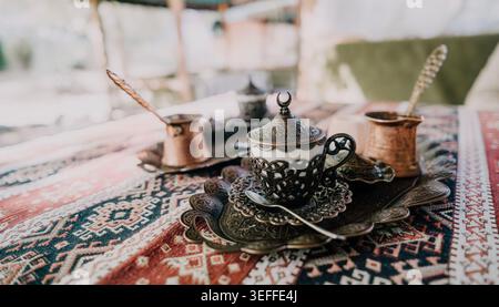 Caffè turco su un tappeto tradizionale Foto Stock