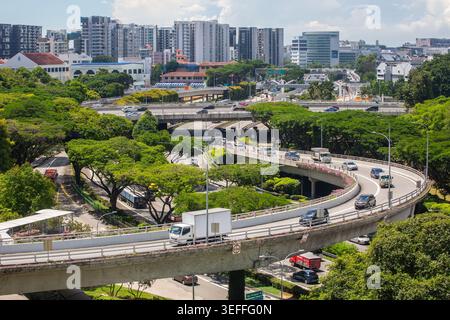 Panoramica aerea della strada in curva, dell'autostrada e delle condizioni del traffico a Singapore. Foto Stock