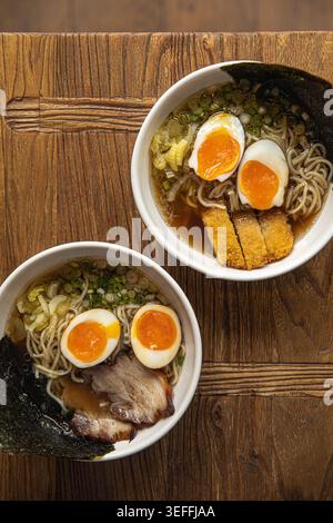 Ciotole di ramen giapponese con uova morbide Foto Stock