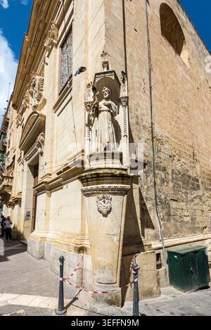 La Valletta, Malta – 16 maggio 2025: Statua di San Francesco d'Assisi all'angolo della storica Chiesa di San Francesco d'Assisi a la Valletta, Malta, con Foto Stock