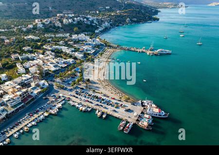 Vista aerea ad alto angolo della costa di Elounda con spiaggia e porto a Creta, Grecia Foto Stock