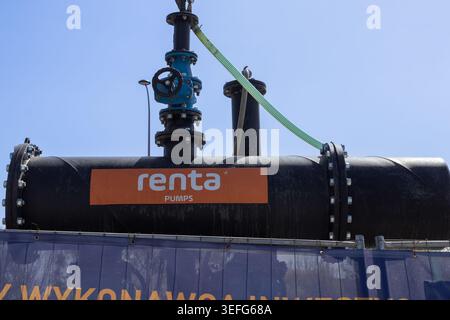 Varsavia, Polonia - 13 aprile 2026: Una pompa idraulica industriale collegata all'infrastruttura di gasdotti in un cantiere, che mette in evidenza i fluidi professionali Foto Stock