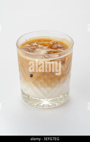 Caffè a latte freddo in un bicchiere di cristallo Foto Stock