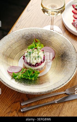 Elegante presentazione di insalata di aringhe e barbabietole a strati Foto Stock