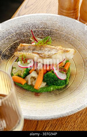Filetto di pesce bianco scottato con verdure al vapore Foto Stock