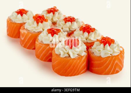 sushi roll con salmone, formaggio spalmabile e caviale rosso Foto Stock