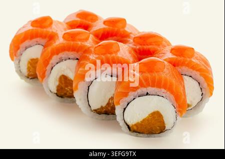 sushi roll philadelphia con formaggio spalmabile e arancia Foto Stock