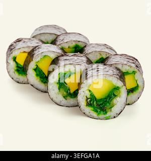 Involtini di maki giapponesi con avocado e insalata di alghe Foto Stock
