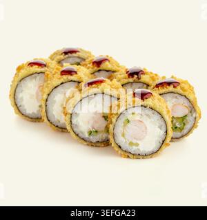 Involtini di sushi tempura con gamberi e formaggio spalmabile Foto Stock