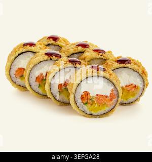 Sushi tempura croccanti con salmone e salsa Foto Stock