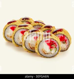 Primo piano di involtini di sushi tempura fritti con salsa Foto Stock