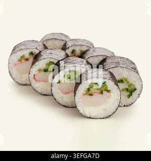 Panini di maki con granchio e formaggio spalmabile disposti in modo ordinato Foto Stock