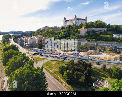 Vista aerea del castello di Bratislava su una lussureggiante collina verde che si affaccia sulle strade della città e sull'architettura moderna di Bratislava, regione di Bratislava, Slovacchia. Foto Stock