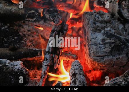 Legna da ardere e Ember brillanti da vicino Foto Stock