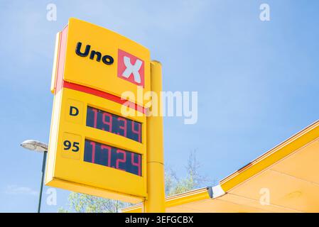 Stavanger Norvegia, 3 maggio 2026, un cartello di una stazione di servizio uno-X che mostra i prezzi del carburante per il diesel e della benzina a 95 ottani contro un cielo azzurro. Foto Stock