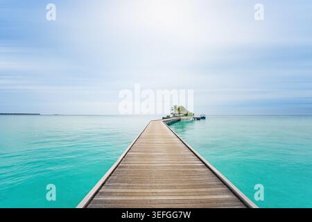 Un molo di legno in una splendida isola tropicale delle maldive - Panorama Foto Stock