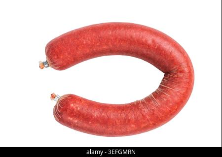 Sucuk/sujuk turco grezzo. Tradizionale salsiccia piccante e stagionata con aglio e pepe rosso. Ingrediente popolare per la colazione Foto Stock