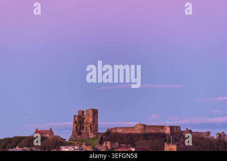 Castello di Scarborough al tramonto Foto Stock