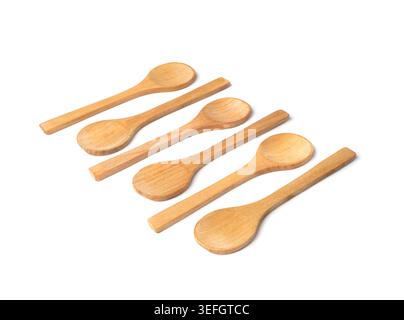 Cucchiaio in legno isolato, cucchiai in legno nuovi, scaletta piccola, accessorio cucina vintage, cucchiai in legno retrò su sfondo bianco Foto Stock