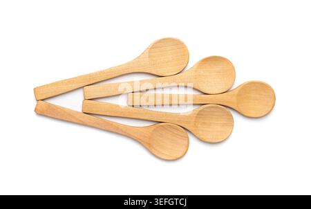 Cucchiaio in legno isolato, cucchiai in legno nuovi, scaletta piccola, accessorio cucina vintage, cucchiai in legno retrò su sfondo bianco Foto Stock